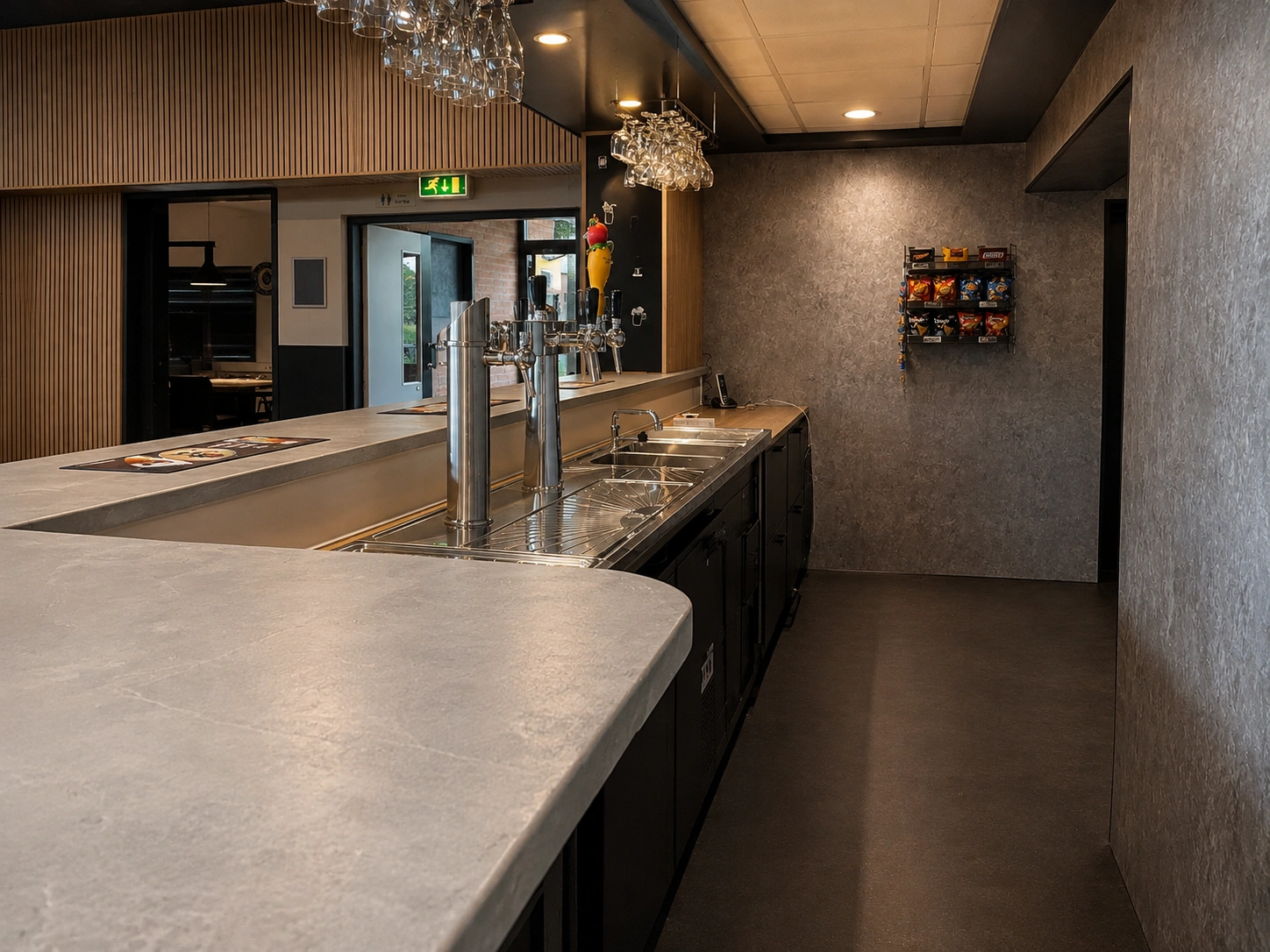 Detail van tapinstallatie en werkzijde achter de bar