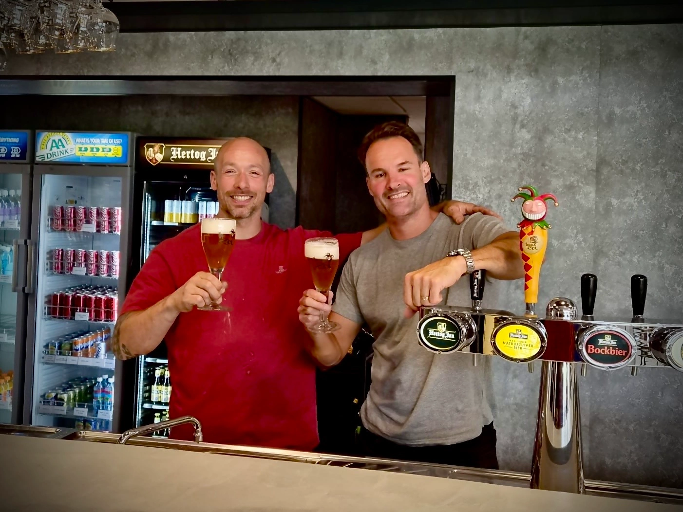 Wanden achter de bar afgewerkt met PVC-wandpanelen
