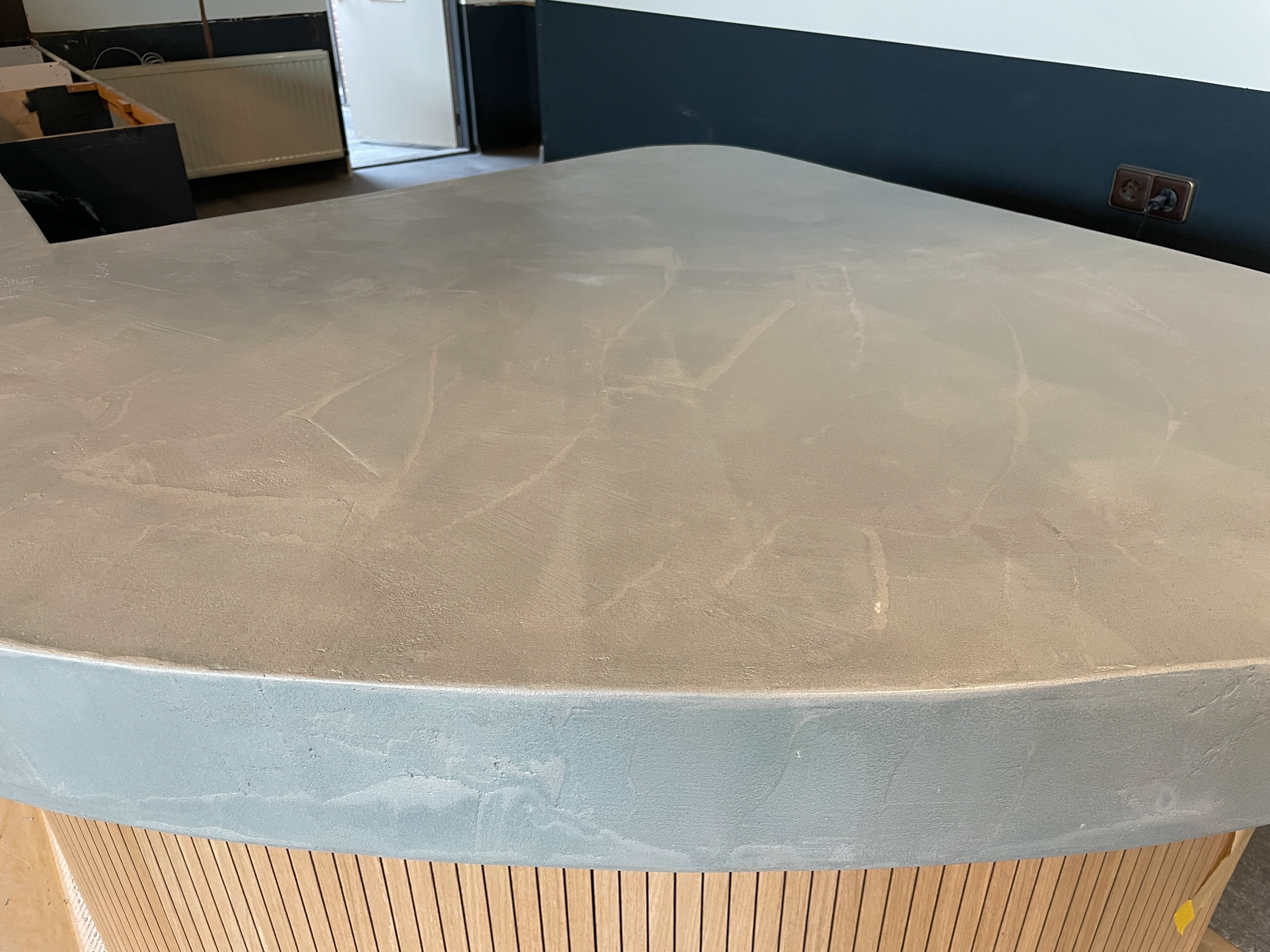 Beton ciré bovenblad en houten latten met warme LED-verlichting